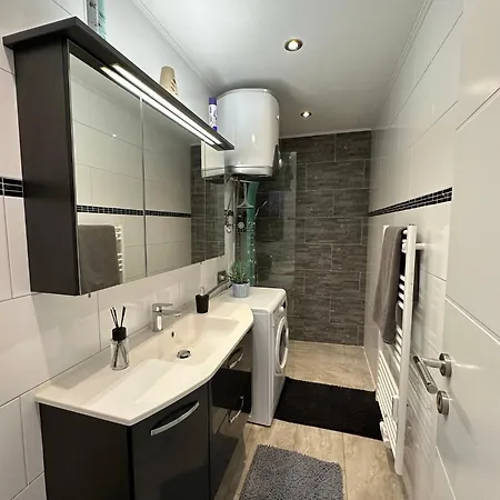 Stylish Near Train-station Parking Extra Homestay