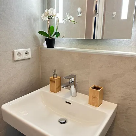 Cozy & Stylish Space With Parking