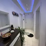 Cozy & Stylish Space With Parking